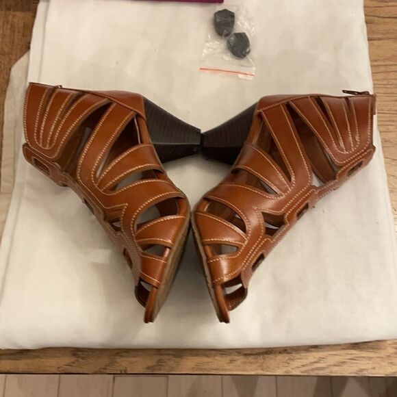 RASOLLI CAMEL BROWN CUT OUT OPEN TOE SHOOTIES.  NEW - Picture 4 of 11